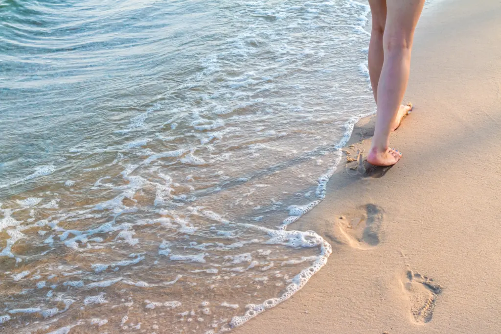Voetafdruk in het zand op het strand bij zee